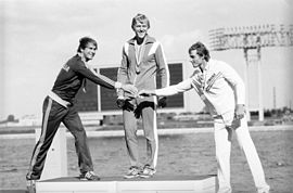 Парфенович (в центре) на олимпийском пьедестале в Москве по итогам дистанции 500 м среди одиночек