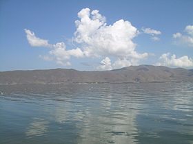 Вид на хребет Арегуни с полуострова Севанаванк