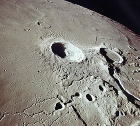 Кратер Геродот (на снимке справа). Фото Аполлона-15