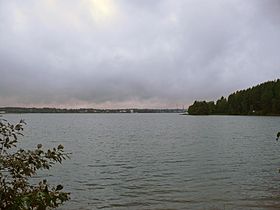 Вид на озеро и город Валдай на заднем плане
