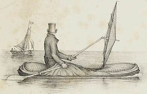 Одинокая фигура в цилиндре и пальто, сидящая в маленькой надувной лодке в открытом море на фоне большого судна. В одной руке держит весло, в другой большой зонт в горизонтальном положении.