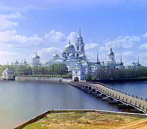 Фотография монастыря с полуострова Светлица. С. М. Прокудин-Горский, 1910.
