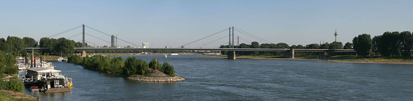 Панорама моста им. Теодора Хойса (на заднем плане: слева - офисный центр "Виктория", справа – телевизионная башня Rheinturm)