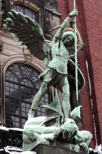Статуя Архангела Михаила над главным порталом