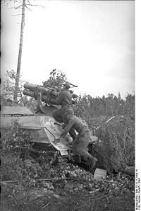 Bundesarchiv Bild 101I-111-1800-15, Nordeuropa, Beladen eines Panzerwerfers 43.jpg