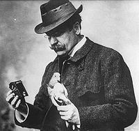 Юлиус Нойброннер с голубем и фотоаппаратом (1914 год)