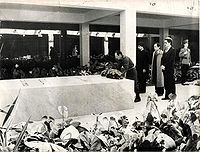 Каэтано Карпио (в военной форме) кладет цветы на могилу маршала Тито, во время визита в Белград в марте 1982 г. За ним стоят его товарищи по организации: Рафаэль Менхивар Ларин (в центре) и Сальвадор Самайоа (слева)