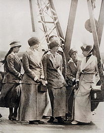 Баронесса София Буксгевден (крайняя справа) с великими княжнами Анастасией, Татьяной, Марией, и Ольгой