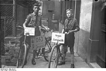 Bundesarchiv Bild 133-131, Worms, Hitlerjungen mit Werbeschildern.jpg
