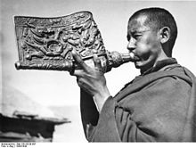 Bundesarchiv Bild 135-KB-09-097, Tibetexpedition, Mönch mit Muscheltrompete.jpg