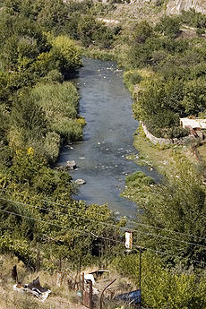 Река Раздан на окраине Еревана, вид с Кармир-Блура.