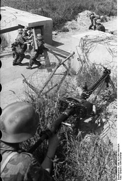 Bundesarchiv Bild 101I-299-1808-08A, Nordfrankreich, Schranke, Soldat mit MG 15.jpg