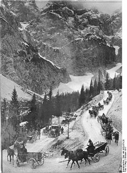 Bundesarchiv Bild 146-1970-073-25, Isonzo-Schlacht, Trainkolonne am Moistroka-Pass.jpg