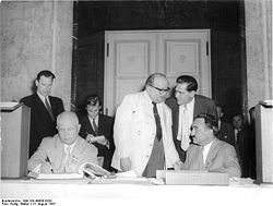 Bundesarchiv Bild 183-49000-0329, Berlin, Chruschtschow trägt sich ins Goldene Buch ein.jpg