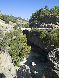 Вид на реку с каменным мостом, построенным в древнеримский период