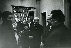 Народный художник СССР Заир Исаакович Азгур встречает гостей в своей мастерской.
