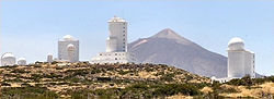 обсерватория на фоне вулкана