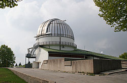 Один из двух куполов наблюдательной станции