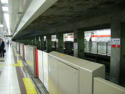 TokyoMetro-M05-Shin-nakano-station-platform.jpg