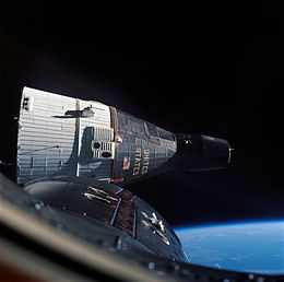 Джемини-7,сфотографированный из кабины Джемини-6 во время совместного полета.