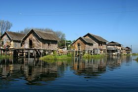 Деревня на озере Инле