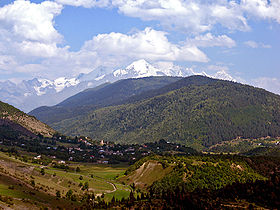 Вид на Тетнульд из деревни Латали