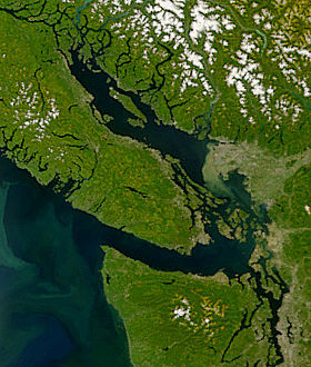 Спутниковый снимок моря Селиш. В центре пролив Джорджия, внизу пролив Хуан-де-Фука, Пьюджет-Саунд в нижнем правом углу, вверху слева пролив Джонстона, Тихий океан внизу слева. Хорошо заметны наносы реки Фрейзер