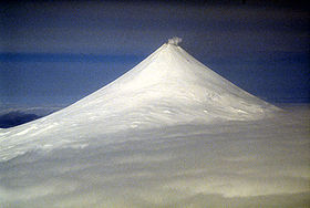 Вулкан Шишалдина (10 мая 1994 г.). Снимок USGS.