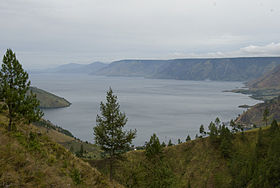 Вид на озеро Тоба и остров Самосир.