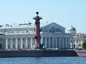Одна из двух ростральных колонн на фоне здания