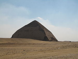 Ломаная пирамида в Дахшуре