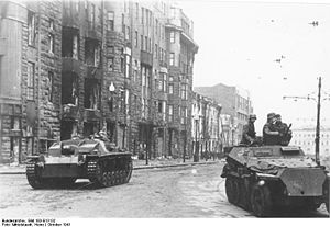 Bundesarchiv Bild 183-B13132, Charkow, Sturmgeschütz und Schützenpanzer.jpg