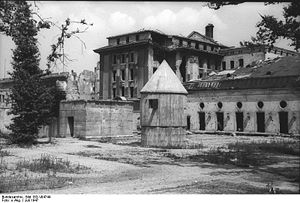 Выход из бункера в сквер внутреннего двора Рейхсканцелярии, место сожжения трупа Гитлера