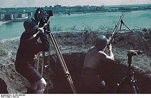 Bundesarchiv N 1603 Bild-042, Konstanza, Soldat an Flak-MG neben Filmberichter.jpg