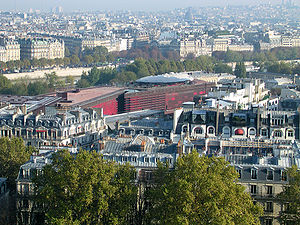 Вид на музей (красное здание) с Эйфелевой башни