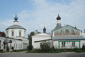 Троицкий монастырь. Слева — Троицкий собор, справа — Сергиевская церковь.