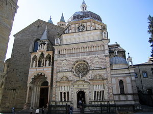 Северный фасад базилики. Ворота розовых львов и капелла Коллеоне