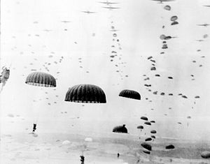 Волны парашютистов 101-й воздушно-десантной дивизии союзников приземляются в Голландии. Сентябрь 1944