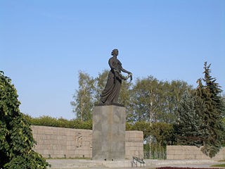 Монумент «Мать-Родина» на Пискарёвском кладбище